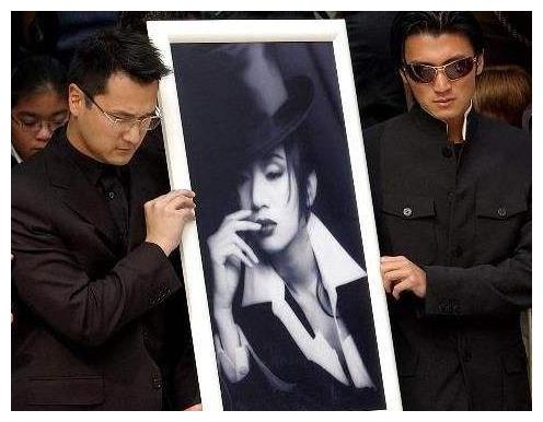 不让奶奶抱孙女,落魄时与他分手,罗美薇为何获张学友30年独宠休闲区蓝鸢梦想 - Www.slyday.coM 不让奶奶抱孙女,落魄时与他分手,罗美薇为何获张学友30年独宠休闲区蓝鸢梦想 - Www.slyday.coM