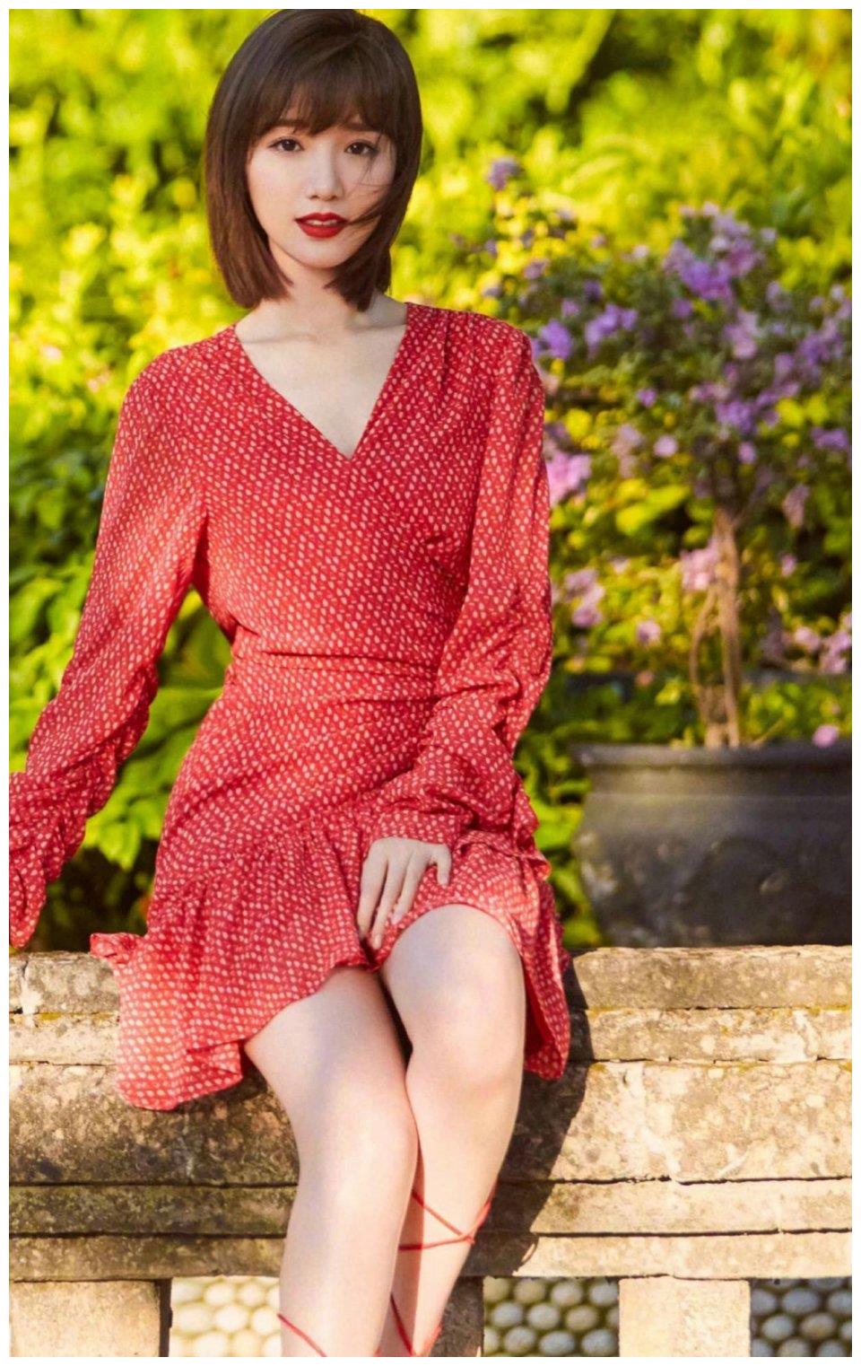 毛晓彤这身穿搭太仙了白裙上身清新范十足荷叶边点缀时尚减龄