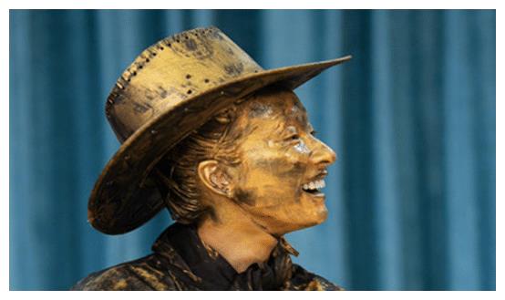 吴昕在一档综艺里化妆成铜人,为了不被发现,简直太拼了!