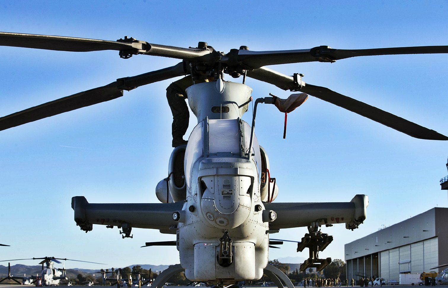 美国ah-1z蝰蛇直升机,机头有加特林机炮,翼尖挂载响尾蛇格斗弹__财经