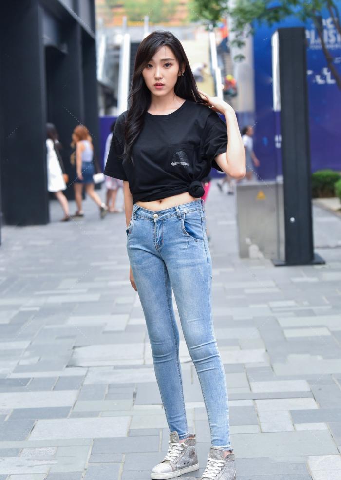 紧身牛仔裤搭配白色t恤穿起休闲又文艺显得活泼有朝气