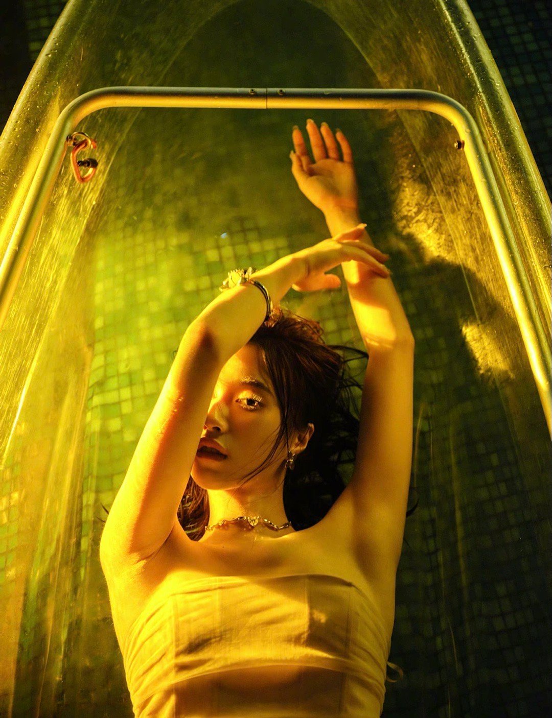 胡嘉欣绝美泳池写真!抹胸短款连衣裙勾勒玲珑身材