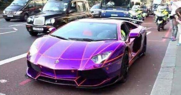 车牌号是4个0的兰博基尼现身街头,看到车主后,众人却纷纷质疑!