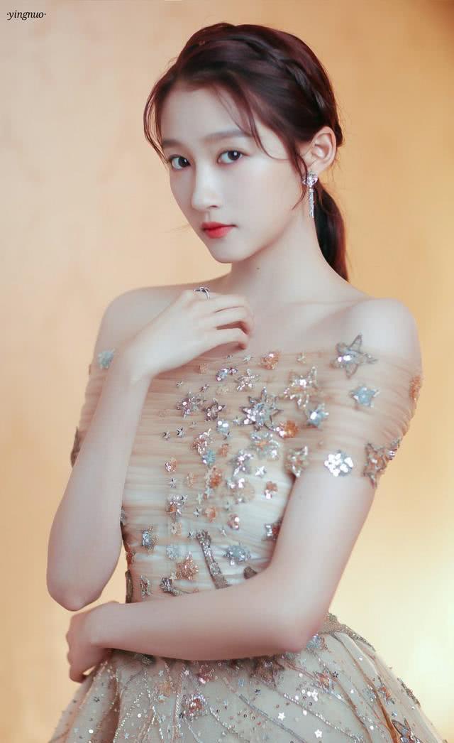 关晓彤一身礼服太抢眼,腹部只用几根"柱子"装饰,一华丽的惊艳