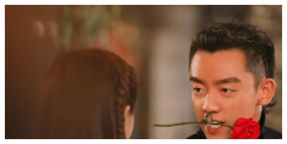 女友被安排回家相亲，男子跪求女友别走，女方：我等不起休闲区蓝鸢梦想 - Www.slyday.coM