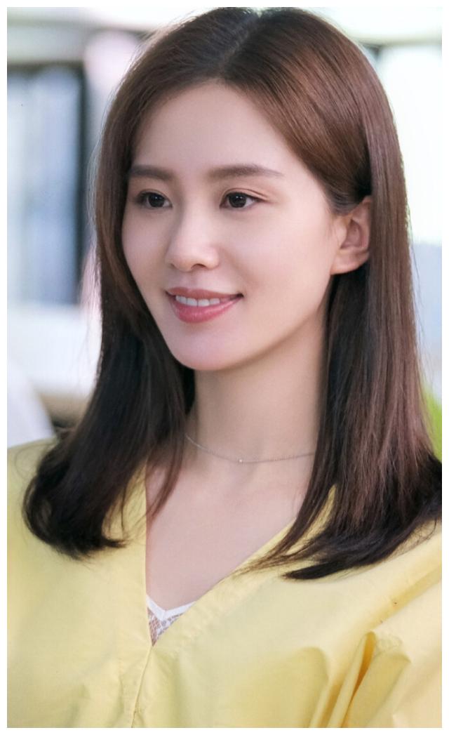 刘诗诗剧中造型欣赏.简单的齐肩发型搭配牛仔系列服饰,优雅端庄.