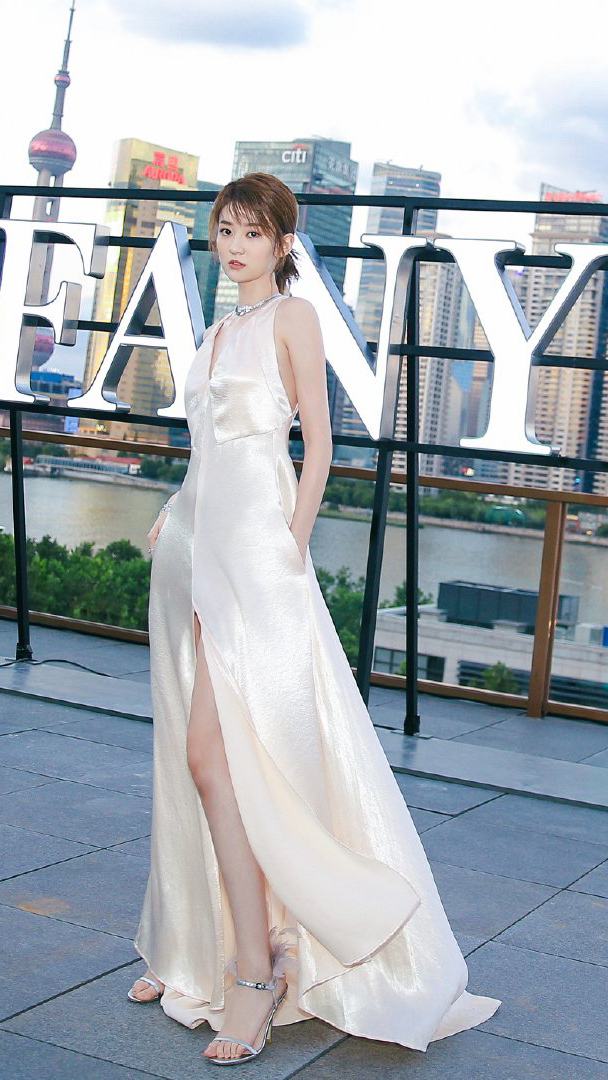 乔欣又美了搭配一袭深v长裙身材比例惊艳