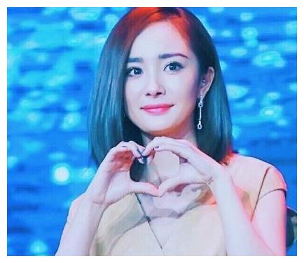 杨幂比心照,一起为你身边可爱的人比心,每个人都是生活的英雄!