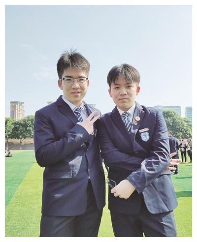 双胞胎兄弟李宇翔(左),李宇轩(右).
