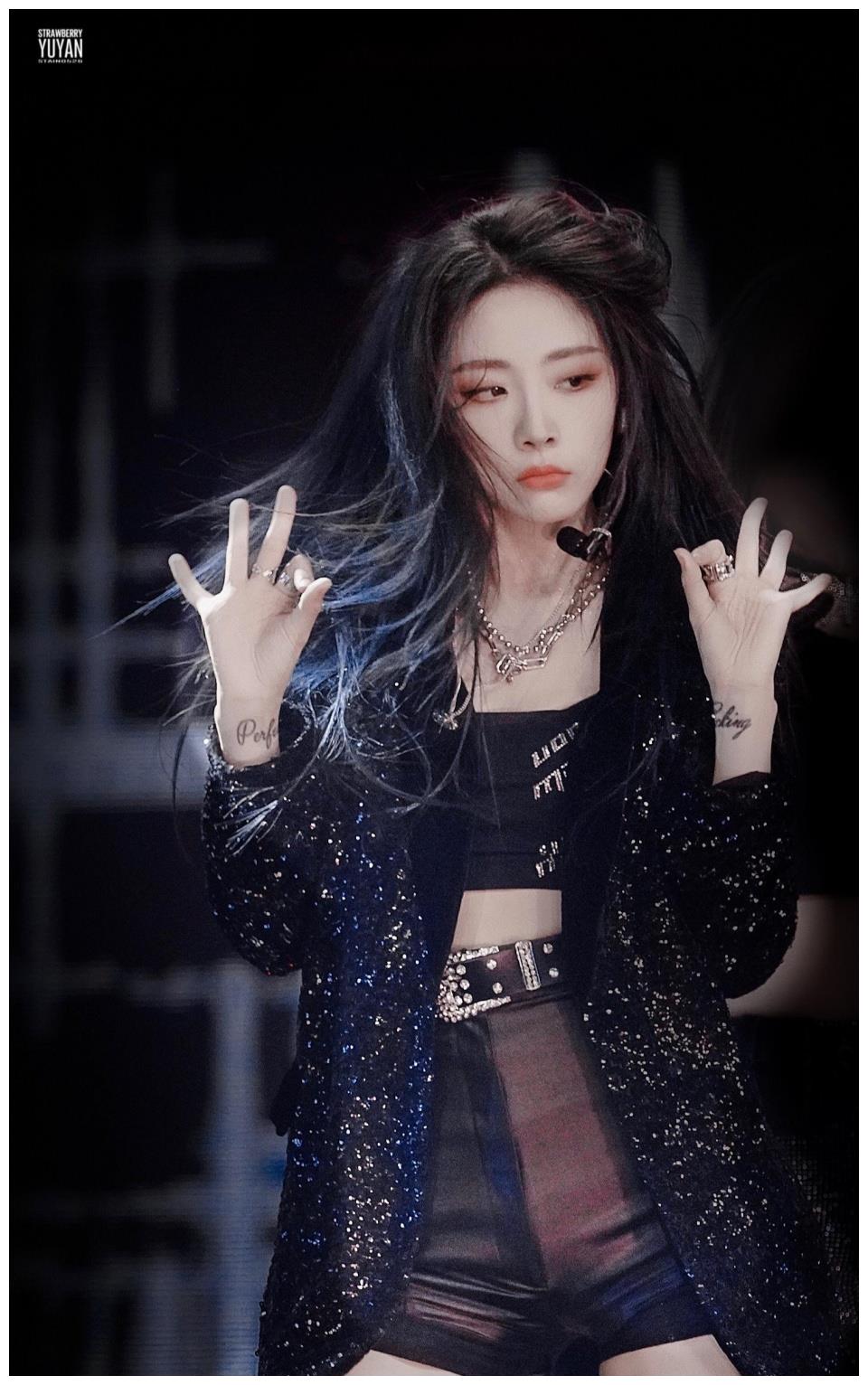 喻言太有少女感扎起高马尾又帅又撒白t配黑色短款难掩好身材