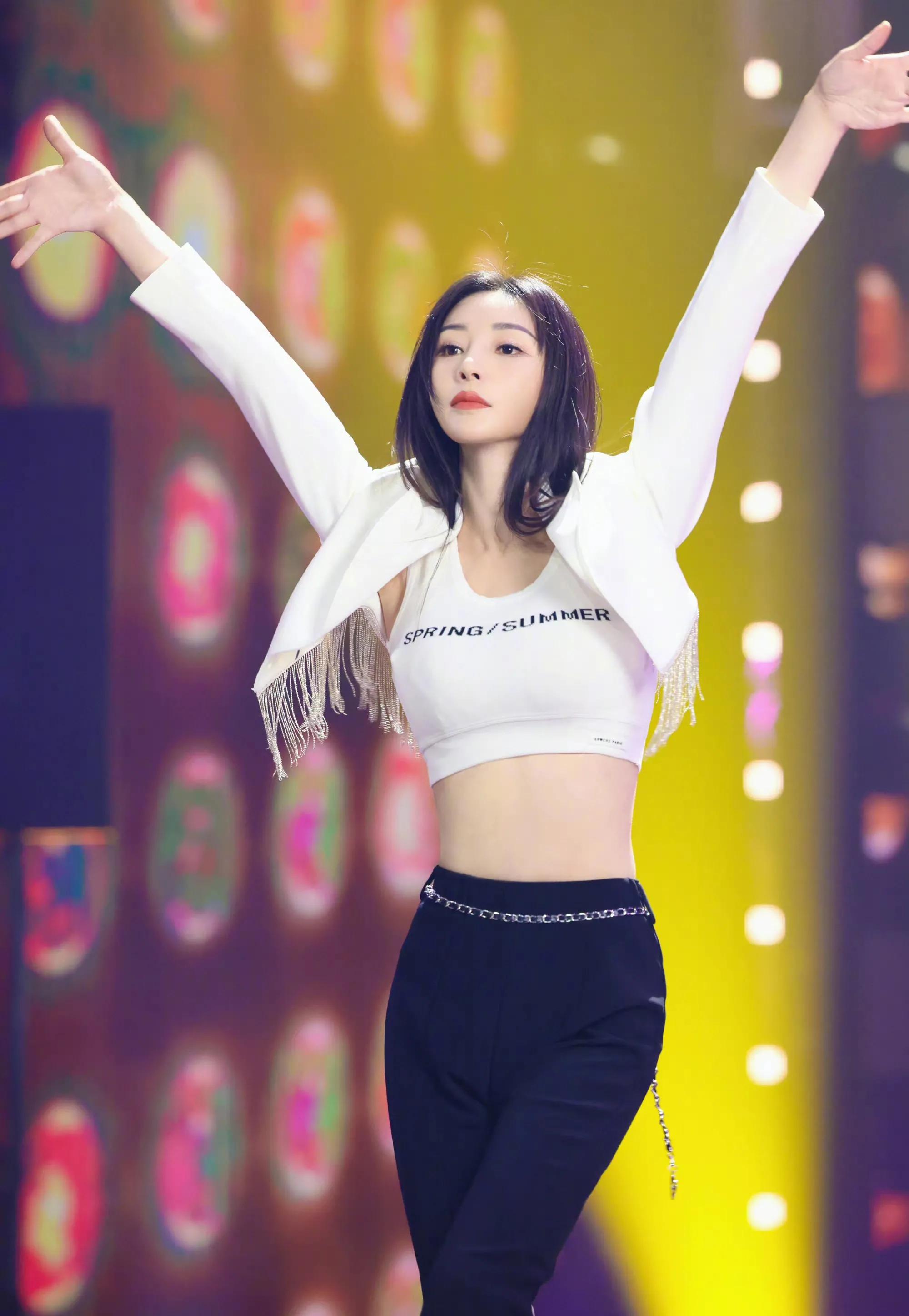 柳岩魅力跳舞,美艳可人!__财经头条