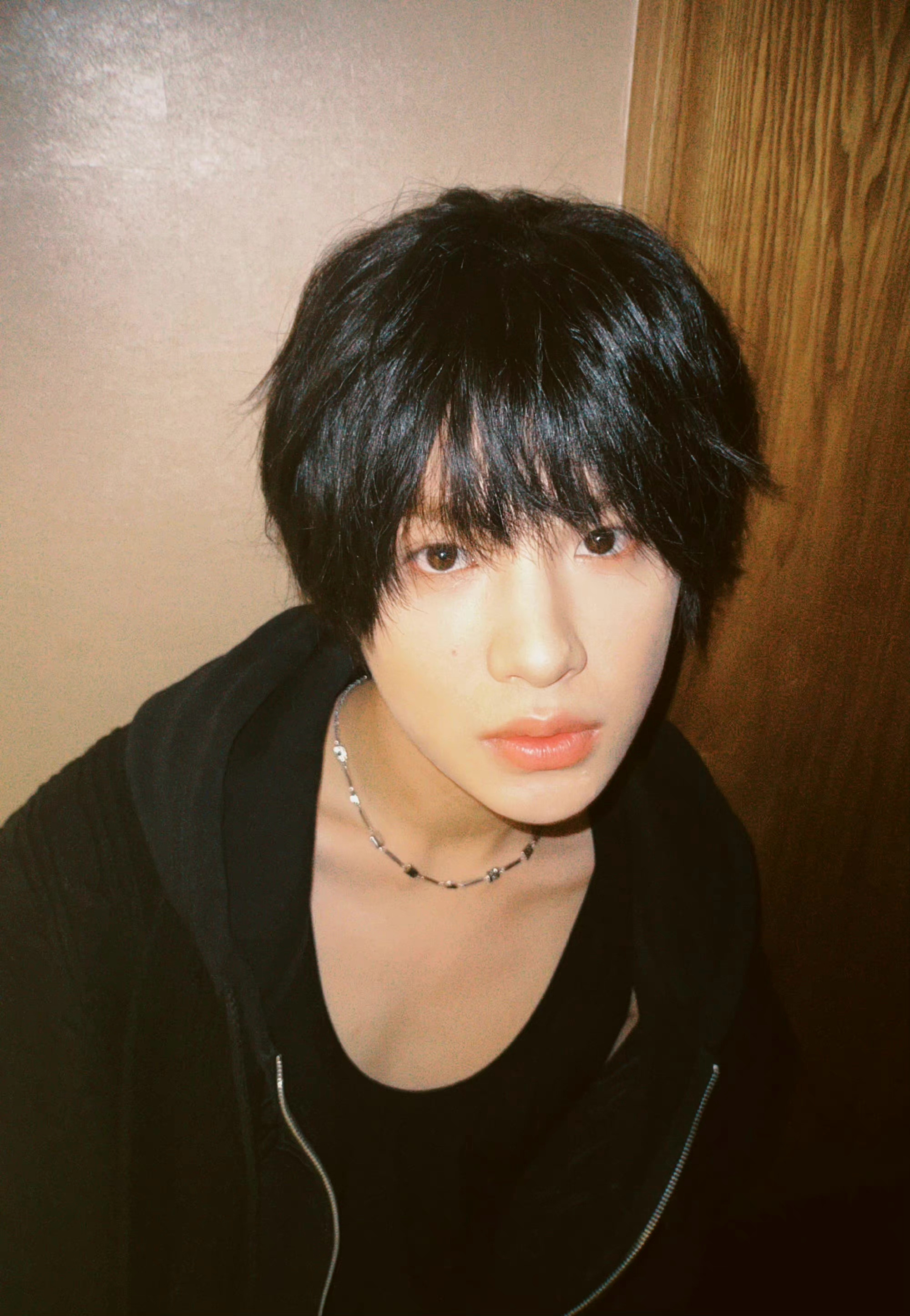 黄明昊日系黑发写真!少年感满满,漫画中走出的美少年