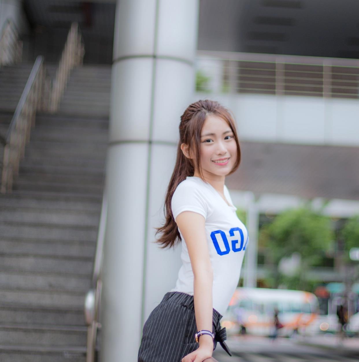 美女张珊珊时尚t恤铅笔裤,个性时尚有气场,美丽动人又性感迷人