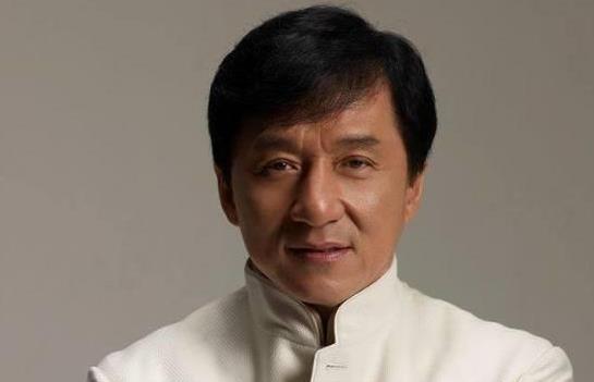 成龙谈到某位小鲜肉,送他五个字"看你几时完",说的是谁呢?__财经头条