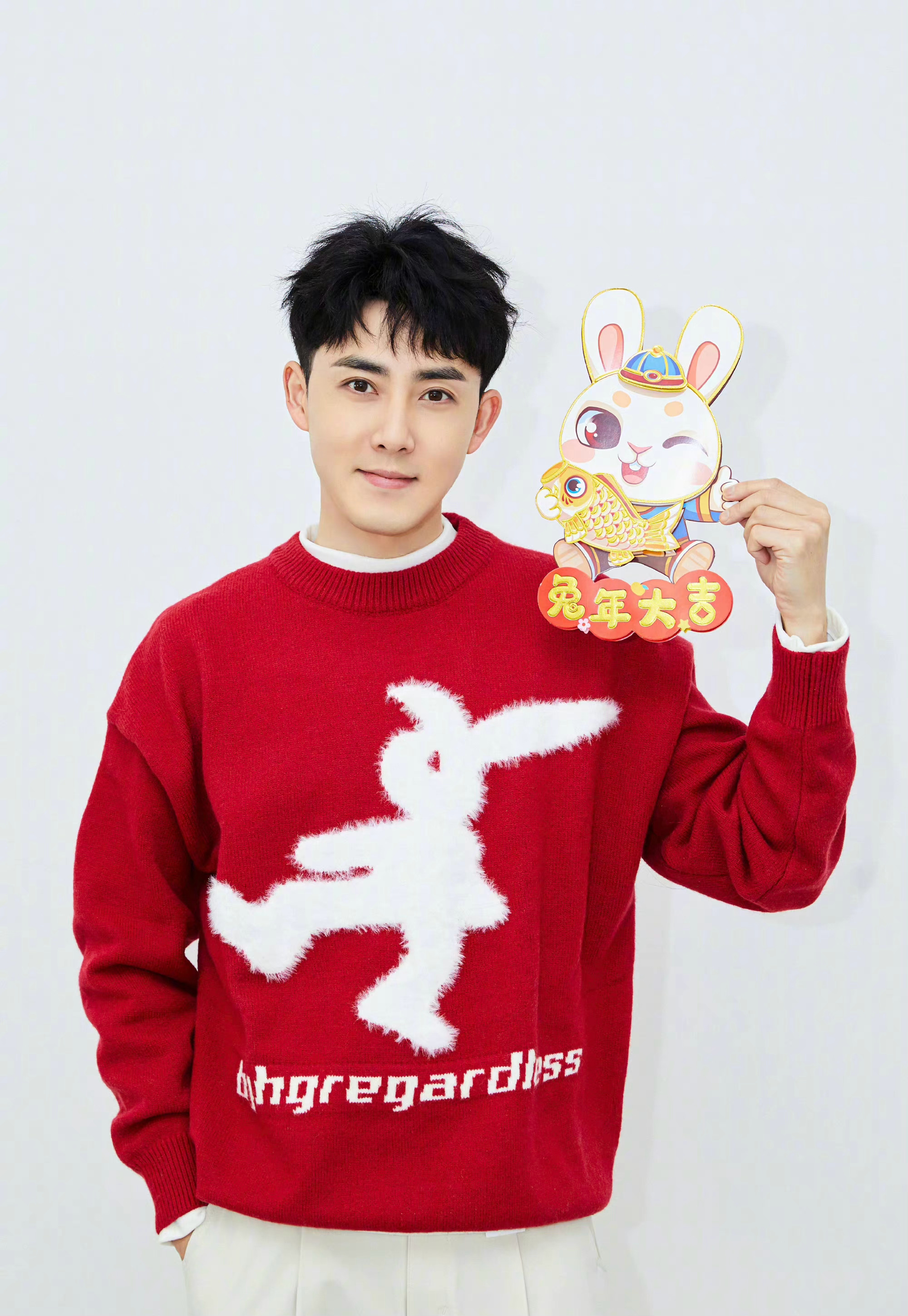 张睿2023写真大片!身穿红色兔子毛衣,笑容灿烂喜迎新年__财经头条