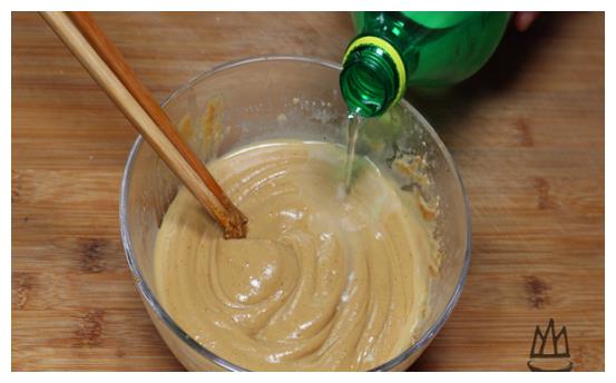 才知道,调芝麻酱汁不能马上加水,大厨教我一招,口感细腻又爽滑