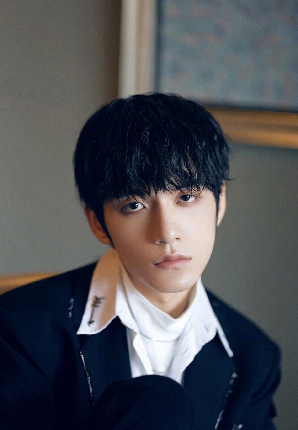 张颜齐身穿衬衫与高领衫搭配独特裁剪黑色西装,演绎贵气绅士风