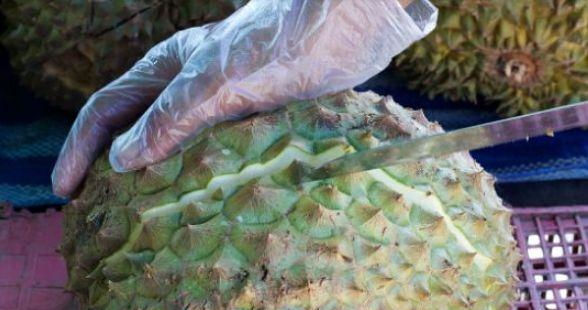 到越南旅游,吃水果时有人给你手套千万不要拿,导游:买了就知道