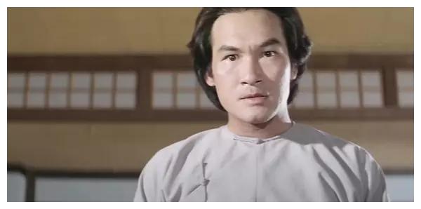 他和周星驰演过父子,塑造过萧峰,郭靖等大侠,如今71岁仍在拍戏|梁家仁