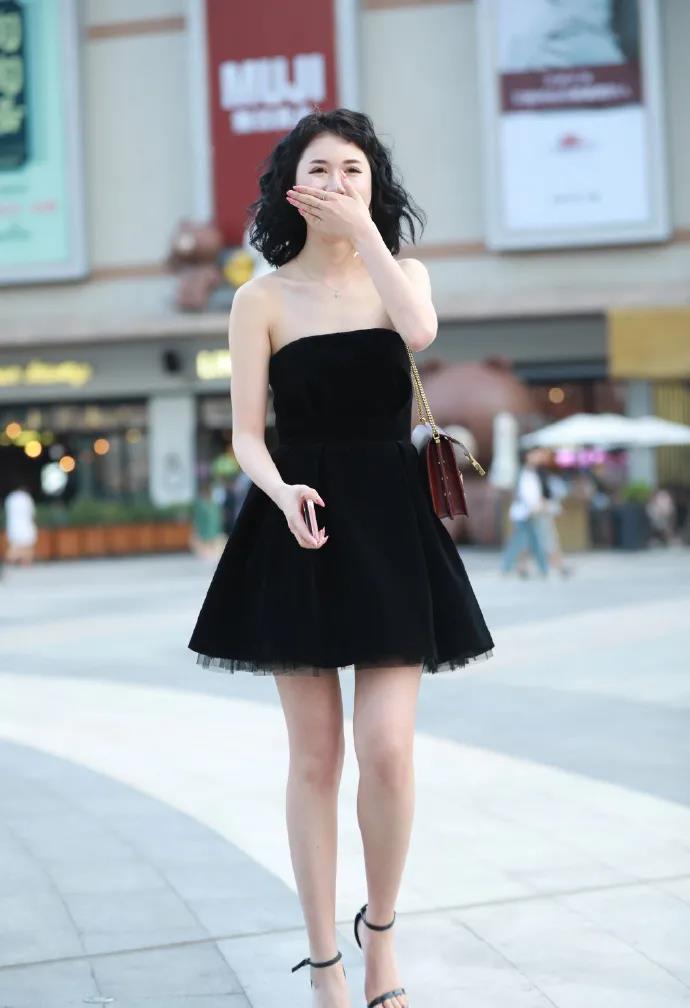 街拍时尚:黑色蓬蓬裙带来暗黑风格,做一个叛逆的傲娇小女生