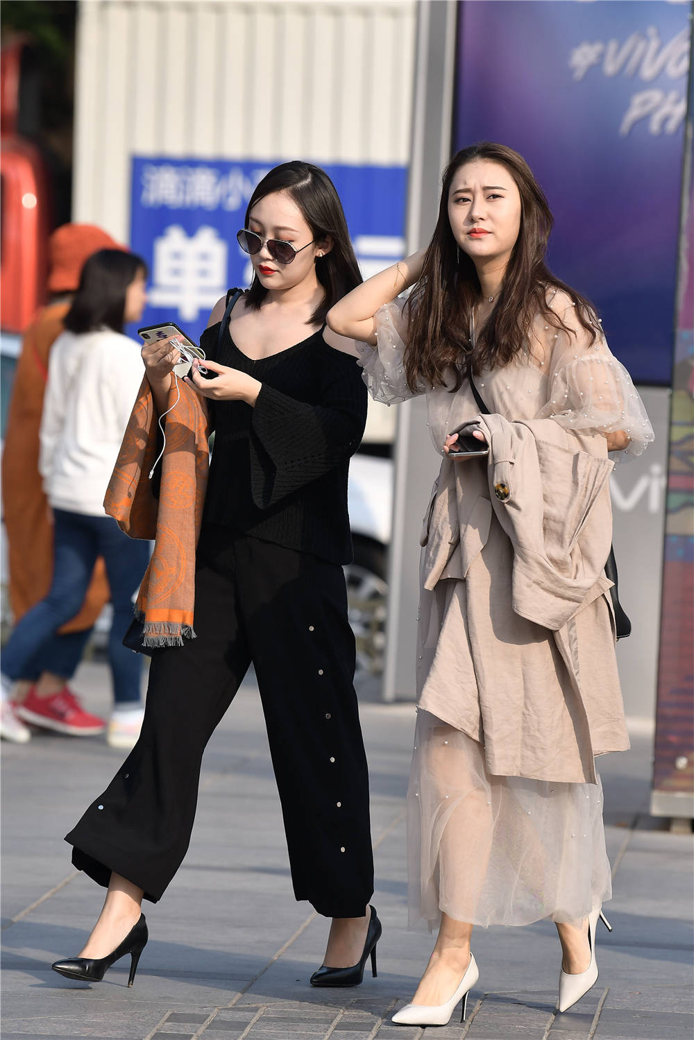 姐妹逛街,都搭配尖头细跟鞋,色彩不同,搭配也不一样|细跟鞋|尖头|高跟