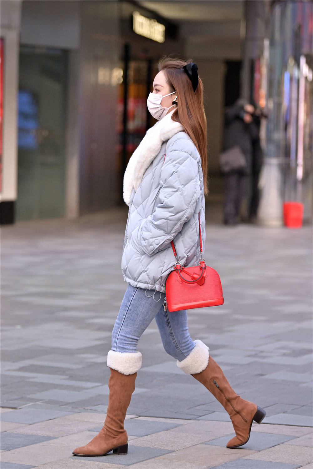 冬季经典穿搭牛仔裤搭配长靴是很多人喜欢的风格