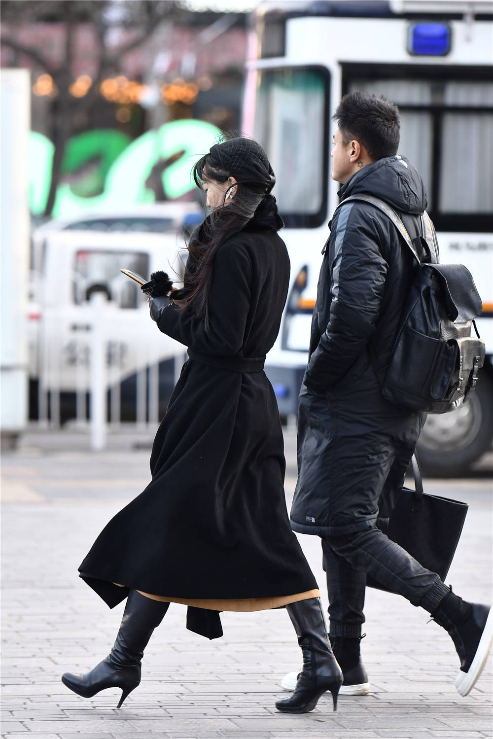 黑色细高跟长靴搭配长款大衣冬季的简约风格搭配