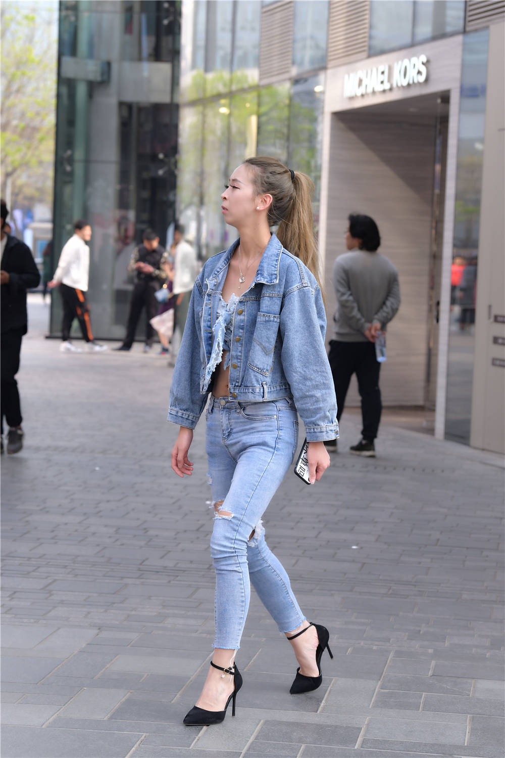 蓝色九分紧身牛仔裤搭配一字带细跟凉鞋穿出春天的精致