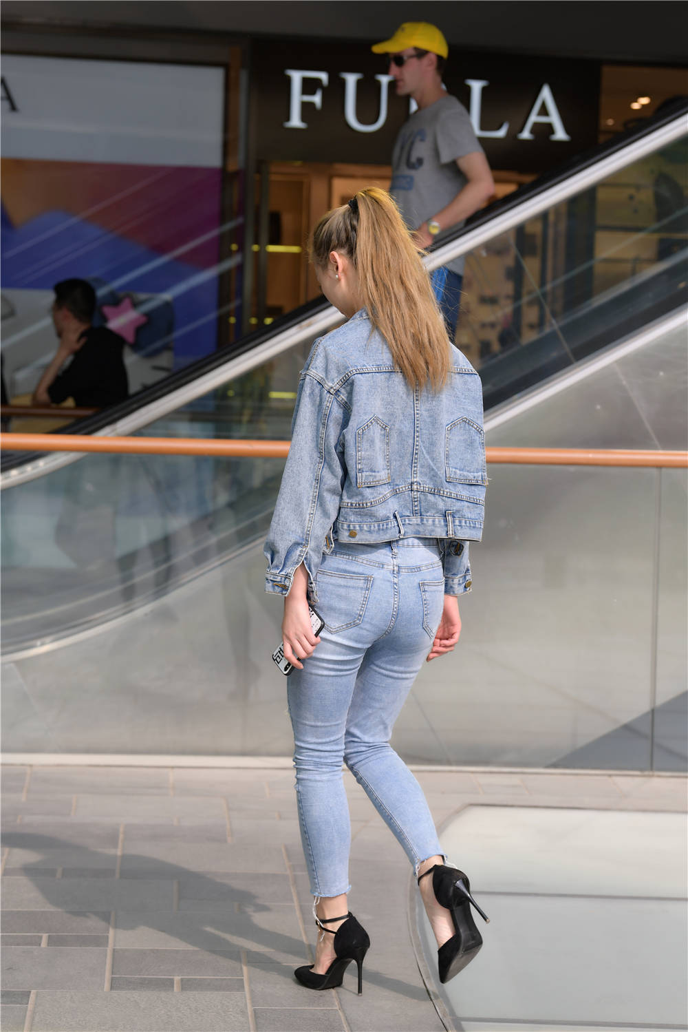 蓝色九分紧身牛仔裤搭配一字带细跟凉鞋穿出春天的精致