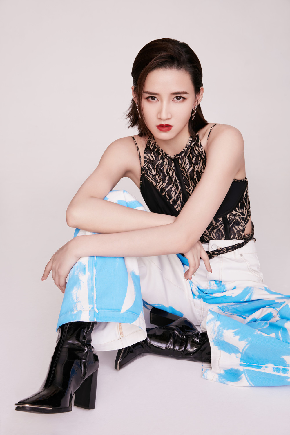 周开开分享夏日写真组图 惬意率性酷飒十足