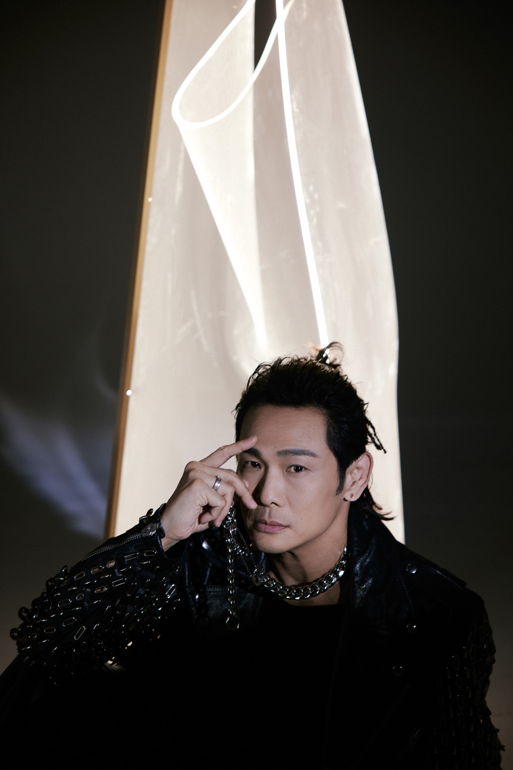 杜德伟朋克风格写真冲击力十足 率性肆意魅力难挡__财经头条