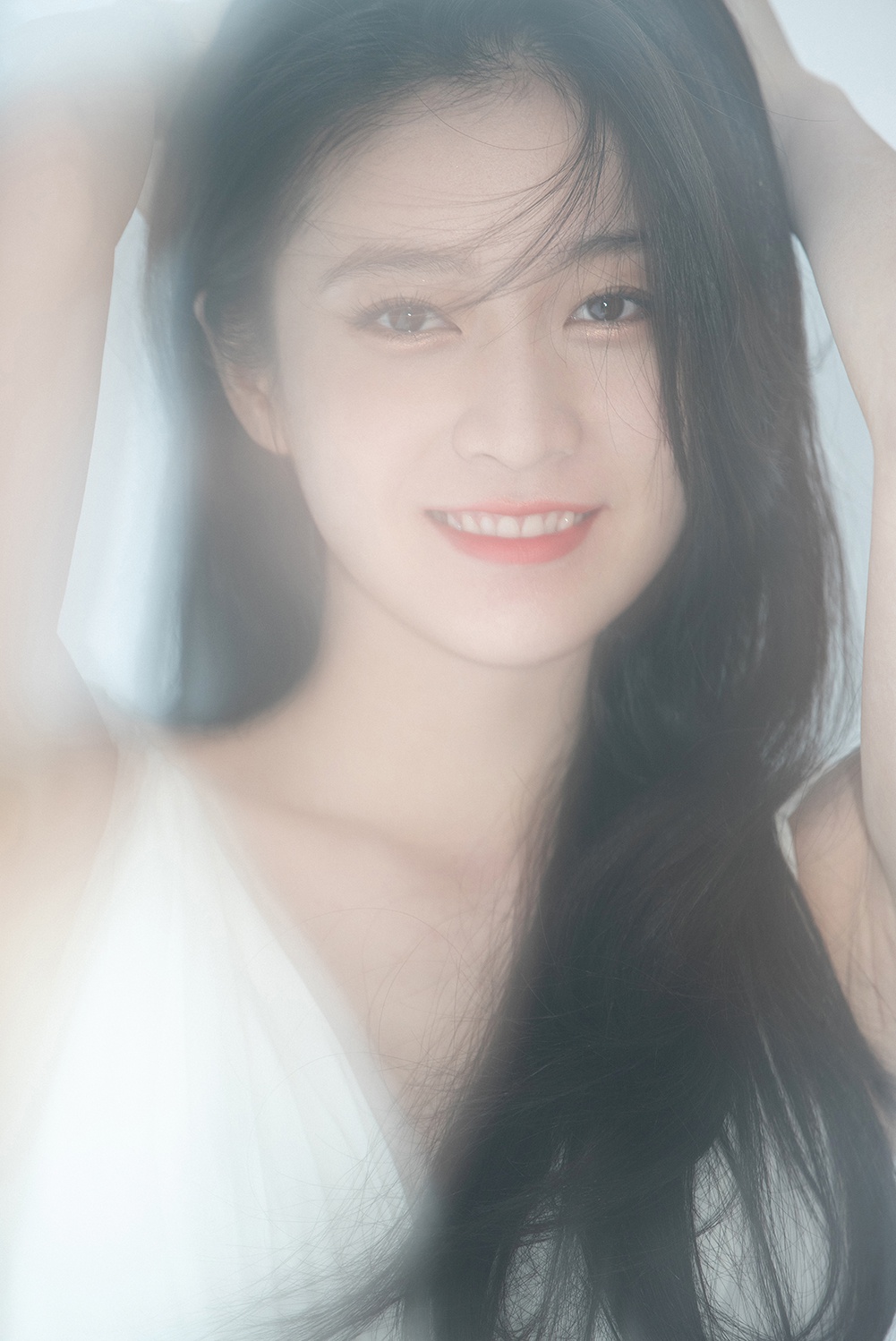 张雪迎受邀亮相品牌精品店开幕活动亮片立体羽毛裙温柔动人