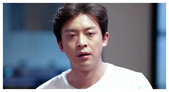 他在所有角色中比较有亮点,张伟的扮演者是李佳航,这位男演员的演技