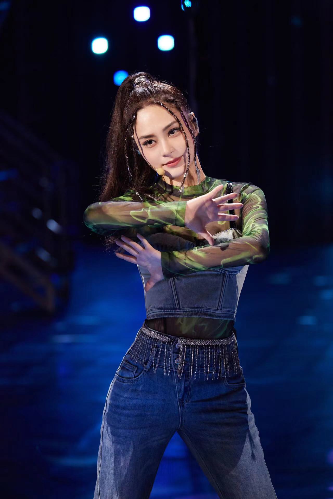 钟欣潼蔡卓妍《乘风破浪》首同台 三公《星星点灯》再现侧手翻