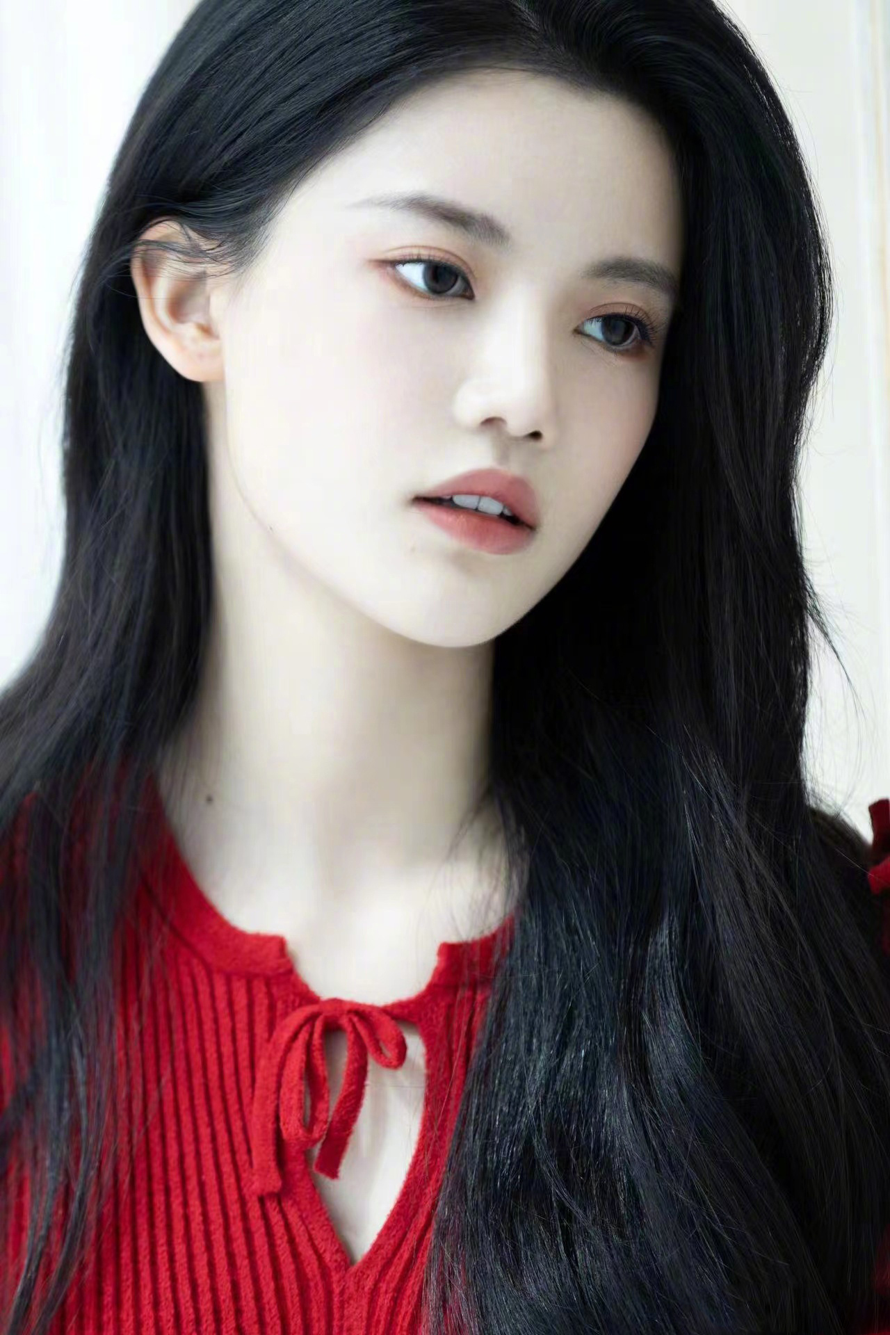 孙珍妮今日穿搭分享bottegaveneta红色针织上衣