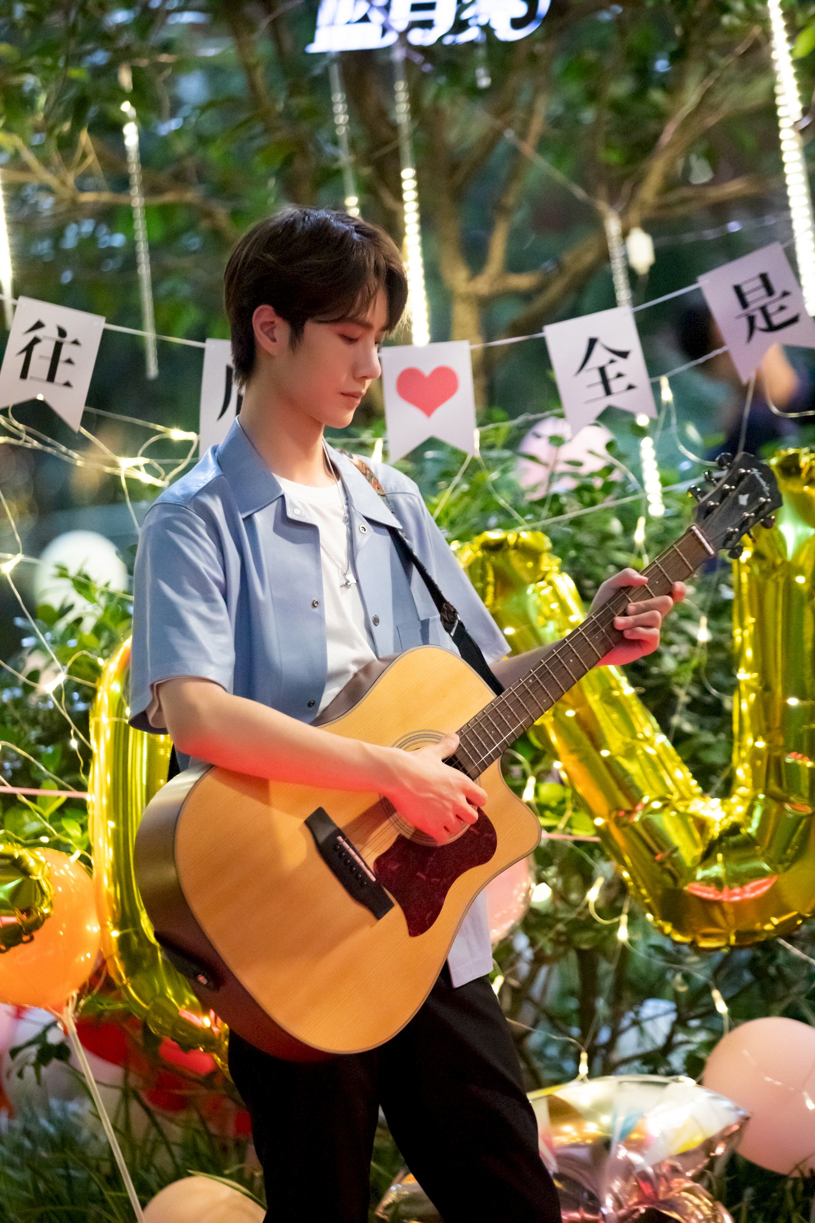 王一博弹吉他,好想当现场观众啊_高清图集_新浪网