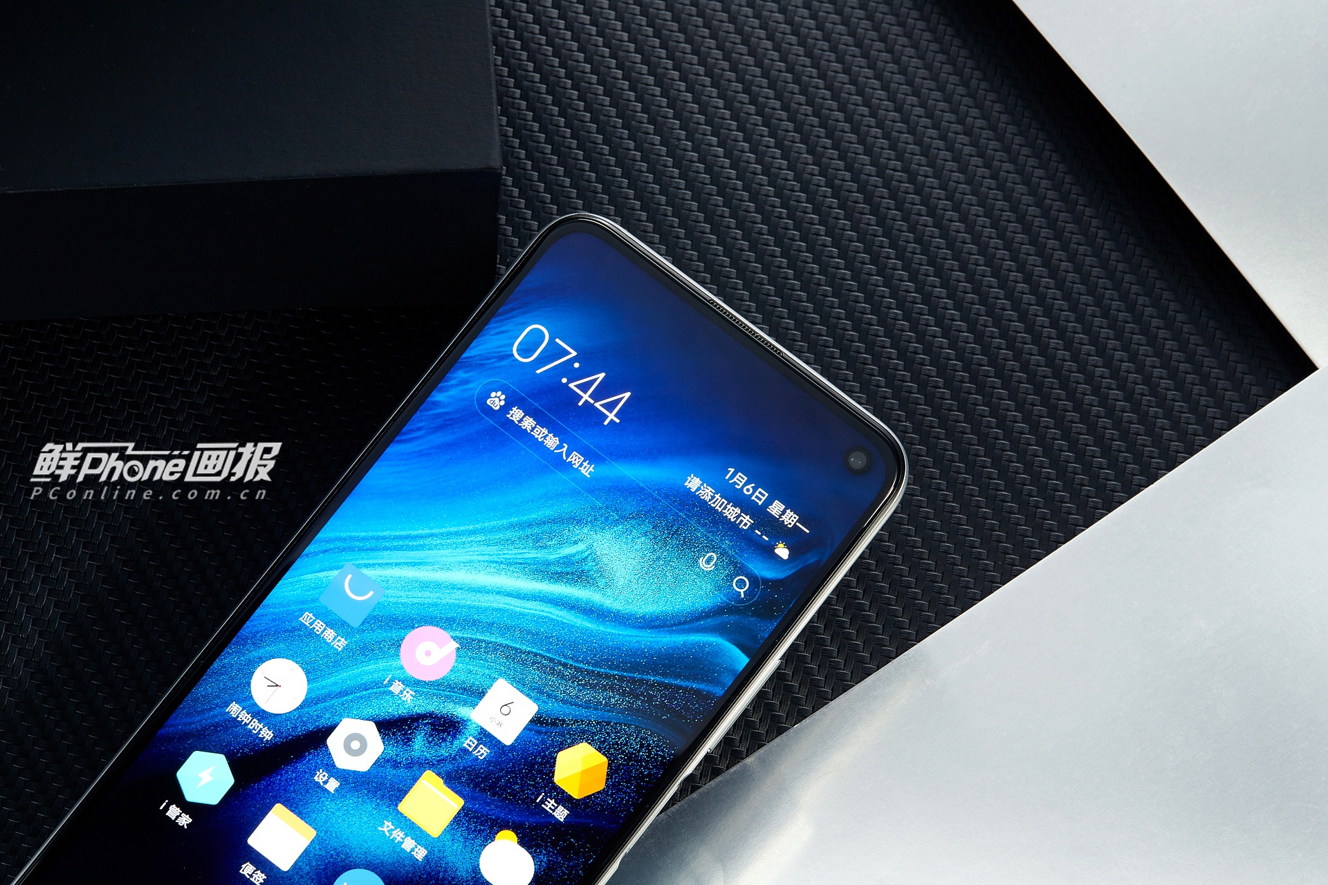 iqoo z1图赏:银色光纹,科技与时尚的结合体