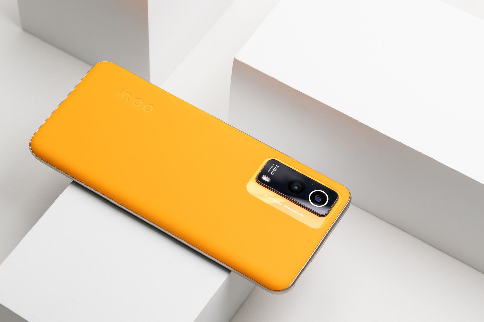 iqooz5x图赏砂岩漆工艺呈现经典橙系配色