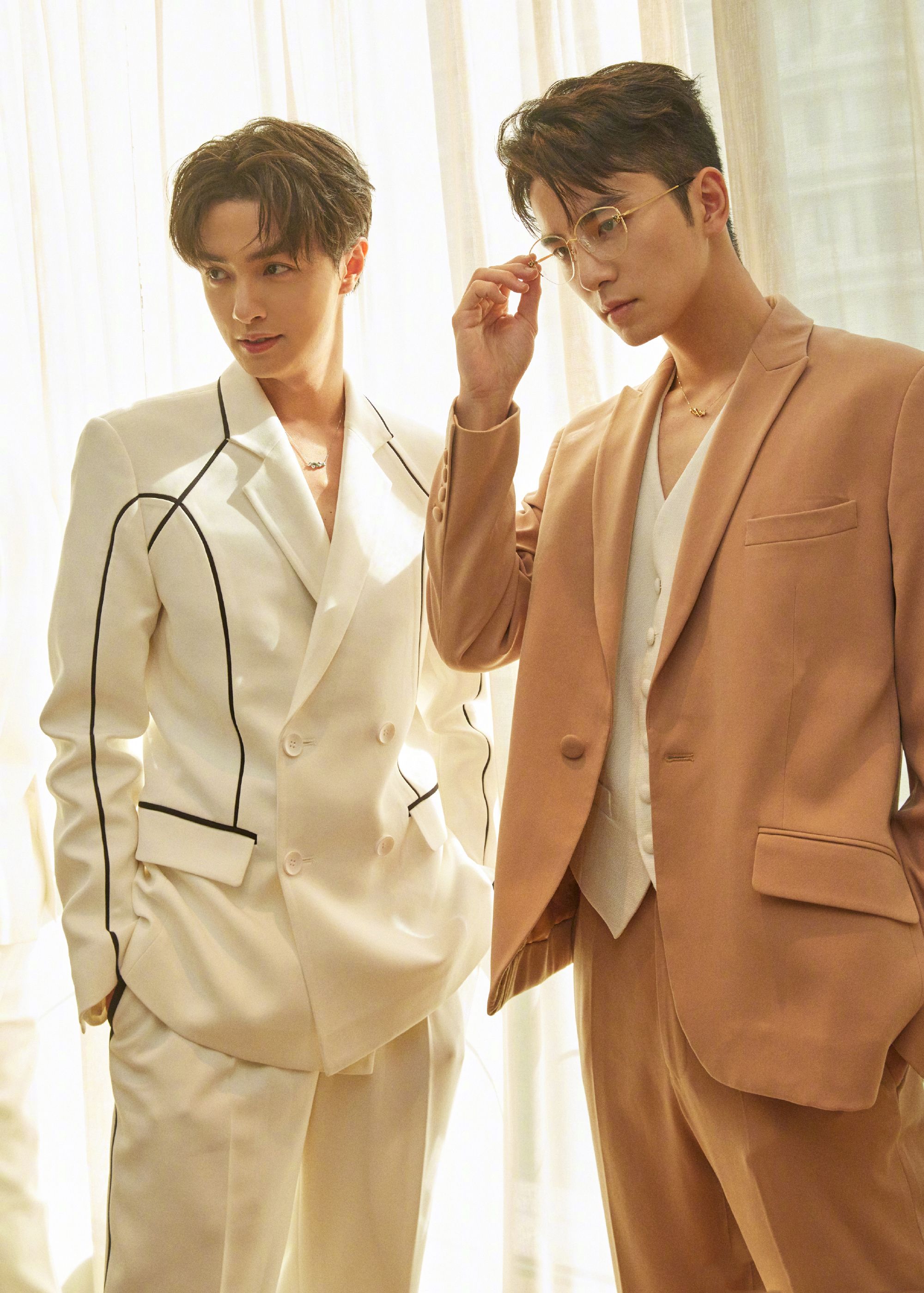 官鸿吴希泽同框梦回流星花园简约西装搭配法式公园