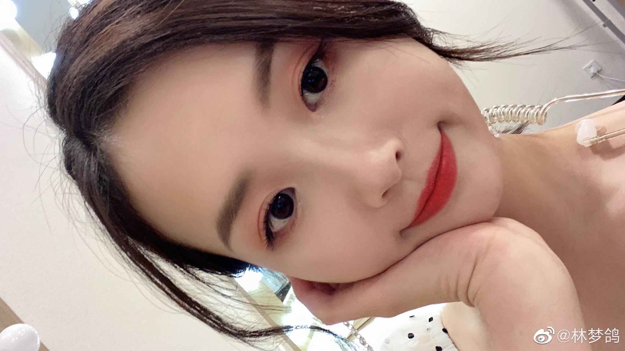 足球女主播林梦鸽晒出自己的自拍照,一位温文尔雅的女孩子