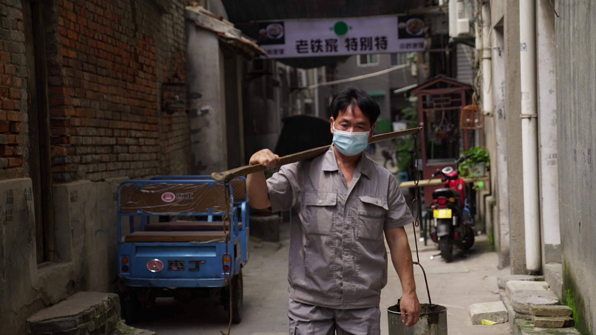 西安掏粪工马丁科:"最有味道"的工作 他一干就是18年