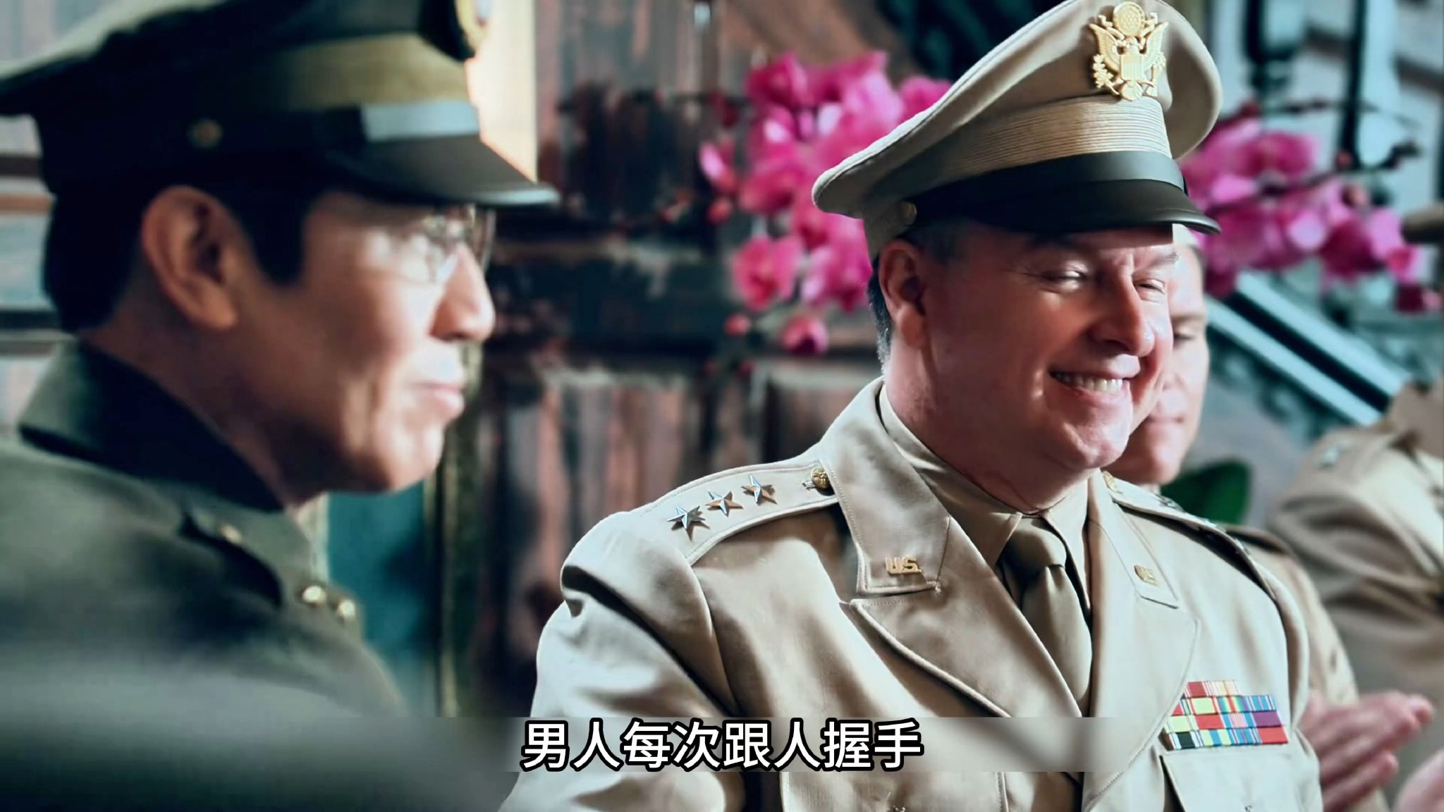 沉默的荣耀：男人在特务眼皮子底下，把情报藏在了酒杯底下