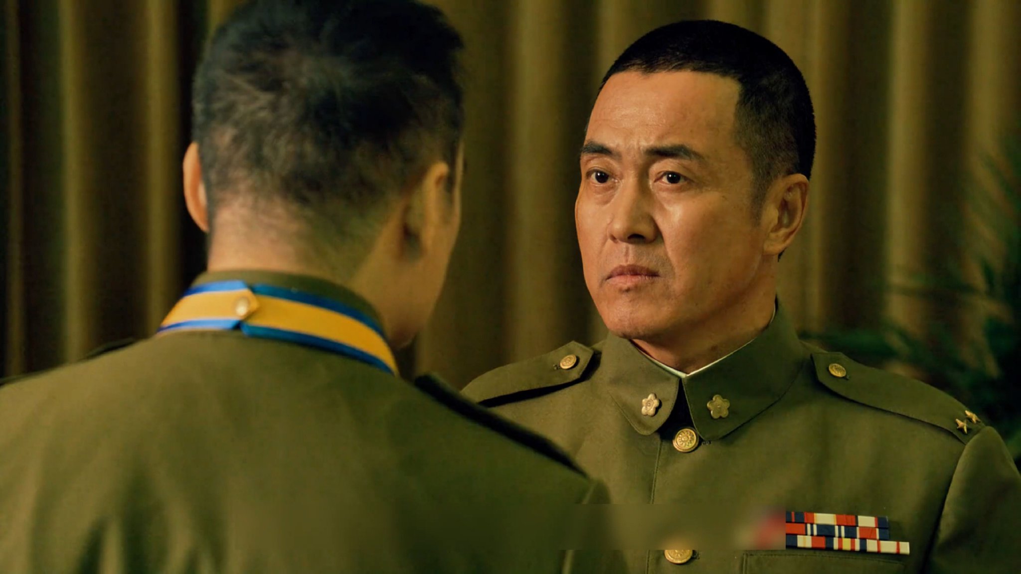 沉默的荣耀：将军拽着师长的奖牌，骂对方的荣耀纯属捡漏