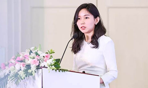 虽然没了家里人在身边的管教,谢其润对学习也是丝毫不敢懈怠,因为她