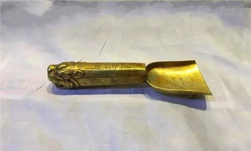 农村男子地窖挖出古董金铲子用来炒菜专家鉴定真相让人意想不到