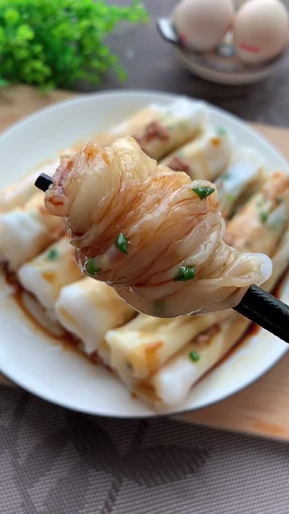 喜欢吃广式肠粉的朋友,试试这个做法吧,非常简单