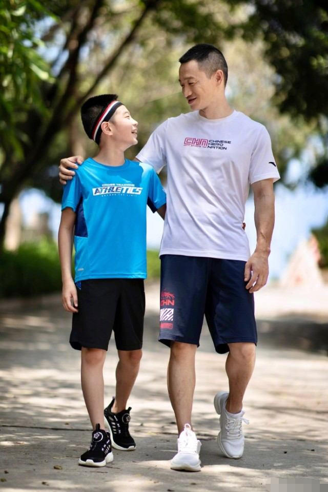 杨威父子合体拍大片,十岁杨阳洋暴风长高到爸爸肩头,越长越帅气