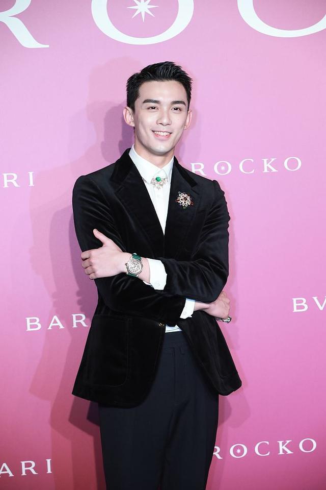 吴磊抱手臂摆出成功人士,姿势帅气有型!__财经头条