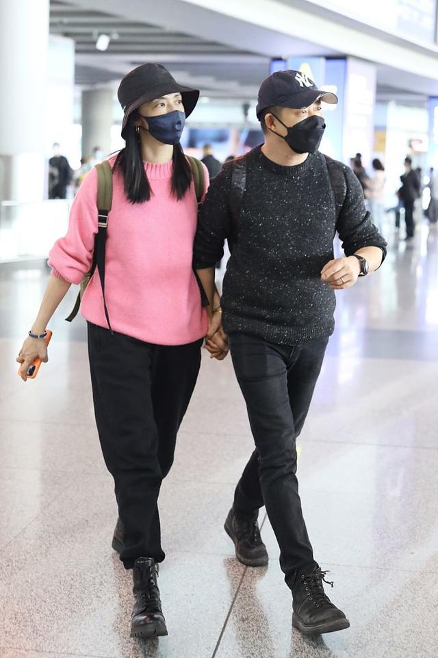 姚晨与老公机场甜蜜挽手惹人,羡穿粉色毛衣少女心满满!