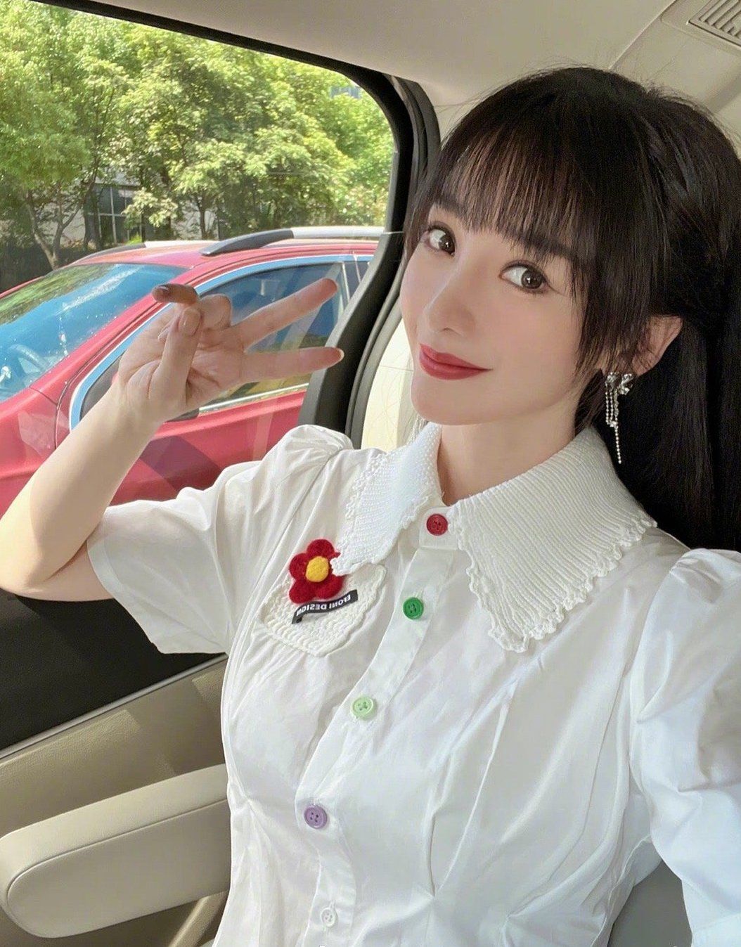 41岁柳岩扮嫩有一套剪齐刘海卖萌自拍曼妙身姿宛如年轻少女